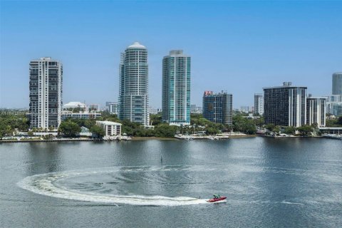 Condo in Miami, Florida, 3 bedrooms № 1979131 - photo 30