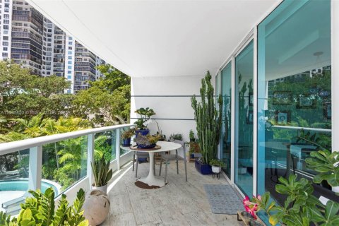 Condo in Miami, Florida, 3 bedrooms № 1979131 - photo 12