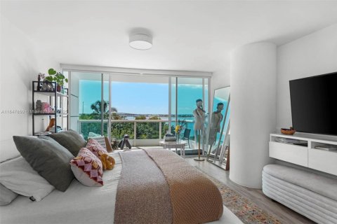 Condo in Miami, Florida, 3 bedrooms № 1979131 - photo 13