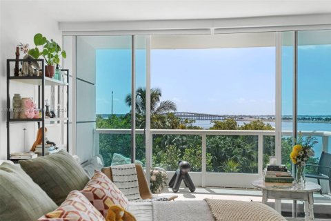 Condo in Miami, Florida, 3 bedrooms  № 1979131