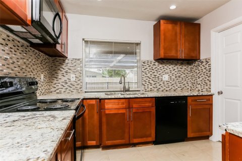 Снять в аренду виллу или дом в Мирамар, Флорида 4 спальни, 149.39м2, № 1989503 - фото 6