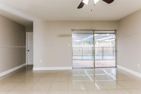 Снять в аренду виллу или дом в Мирамар, Флорида 4 спальни, 149.39м2, № 1989503 - фото 4