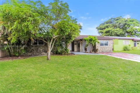 Снять в аренду виллу или дом в Мирамар, Флорида 4 спальни, 149.39м2, № 1989503 - фото 1