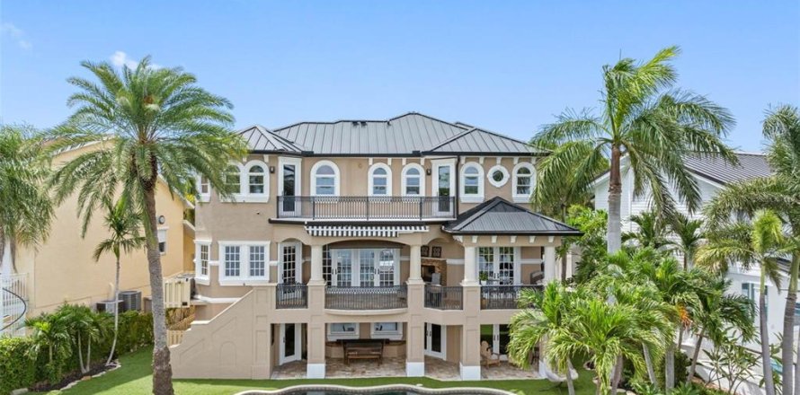 House in Indian Rocks Beach, Florida 5 bedrooms, 311.69 sq.m. № 1852915