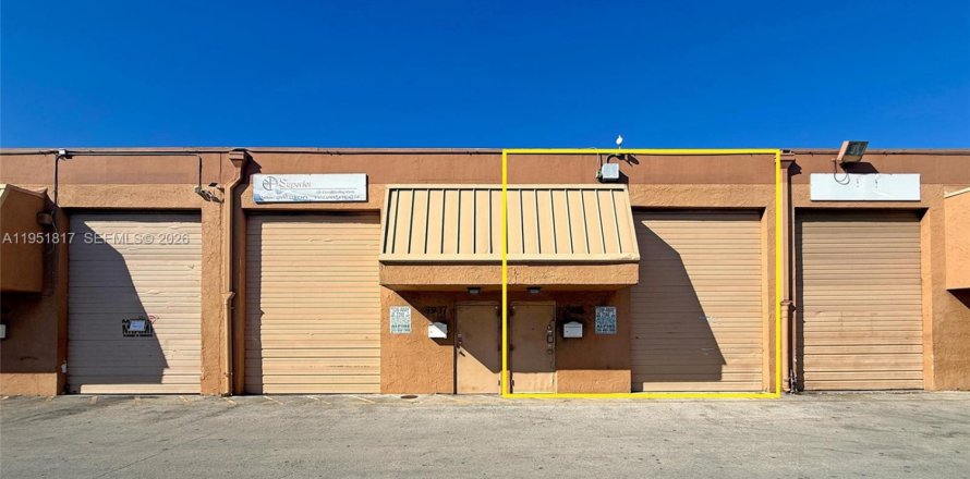 Commercial property in Medley, Florida № 2006288