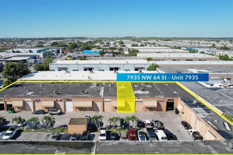 Commercial property in Medley, Florida № 2006288 - photo 2