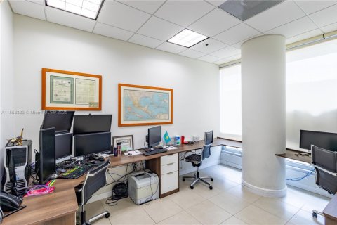 Commercial property in Aventura, Florida № 1882538 - photo 5