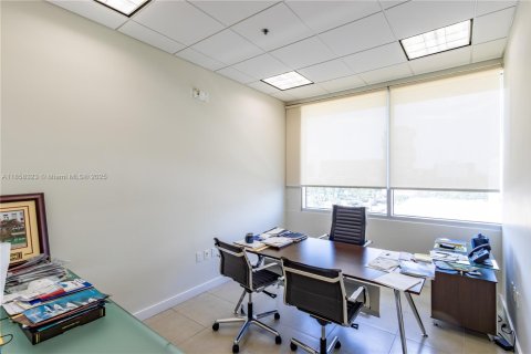 Commercial property in Aventura, Florida № 1882538 - photo 10
