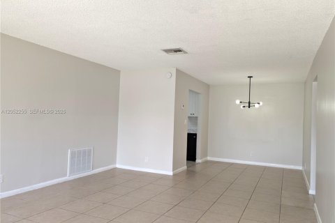 Villa ou maison à louer à North Lauderdale, Floride: 2 chambres, 100.71 m2 № 2172566 - photo 7