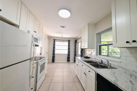Villa ou maison à louer à North Lauderdale, Floride: 2 chambres, 100.71 m2 № 2172566 - photo 2
