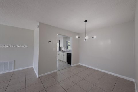 Villa ou maison à louer à North Lauderdale, Floride: 2 chambres, 100.71 m2 № 2172566 - photo 14