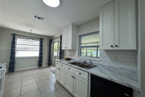 Villa ou maison à louer à North Lauderdale, Floride: 2 chambres, 100.71 m2 № 2172566 - photo 12