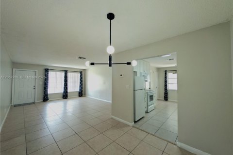 Villa ou maison à louer à North Lauderdale, Floride: 2 chambres, 100.71 m2 № 2172566 - photo 15