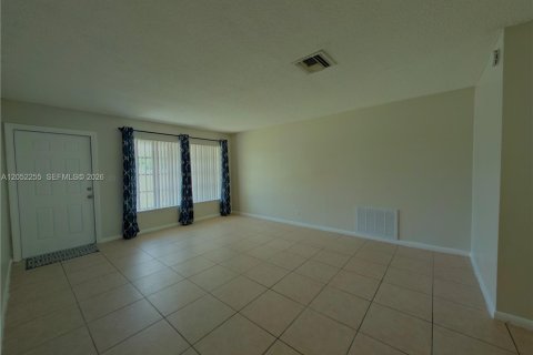 Villa ou maison à louer à North Lauderdale, Floride: 2 chambres, 100.71 m2 № 2172566 - photo 13