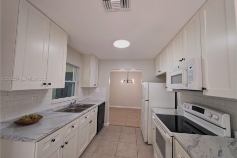 Villa ou maison à louer à North Lauderdale, Floride: 2 chambres, 100.71 m2 № 2172566 - photo 11