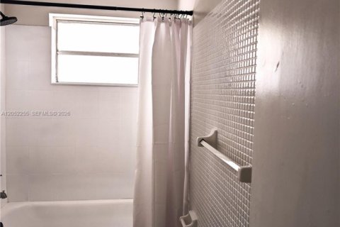 Villa ou maison à louer à North Lauderdale, Floride: 2 chambres, 100.71 m2 № 2172566 - photo 17