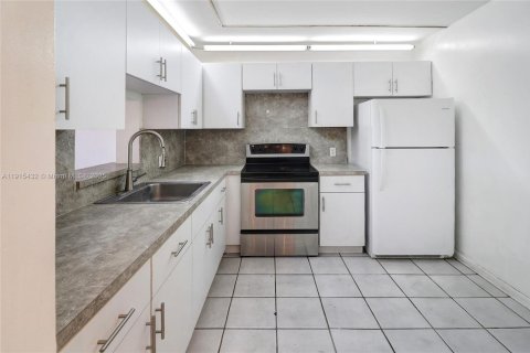 Снять в аренду кондоминиум в Норт-Майами, Флорида 2 спальни, 97.18м2, № 1972865 - фото 1