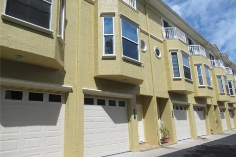 Townhouse in Tierra Verde, Florida 3 bedrooms, 207.73 sq.m. № 1894134 - photo 1
