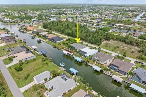 House in Port Charlotte, Florida 3 bedrooms, 190.08 sq.m. № 2330384 - photo 5