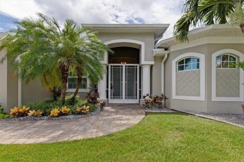 House in Port Charlotte, Florida 3 bedrooms, 190.08 sq.m. № 2330384 - photo 7