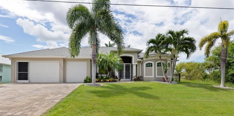 House in Port Charlotte, Florida 3 bedrooms, 190.08 sq.m. № 2330384