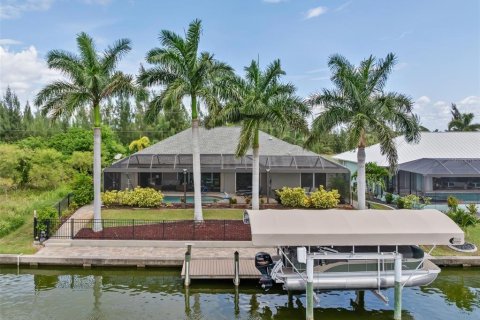 House in Port Charlotte, Florida 3 bedrooms, 190.08 sq.m. № 2330384 - photo 2