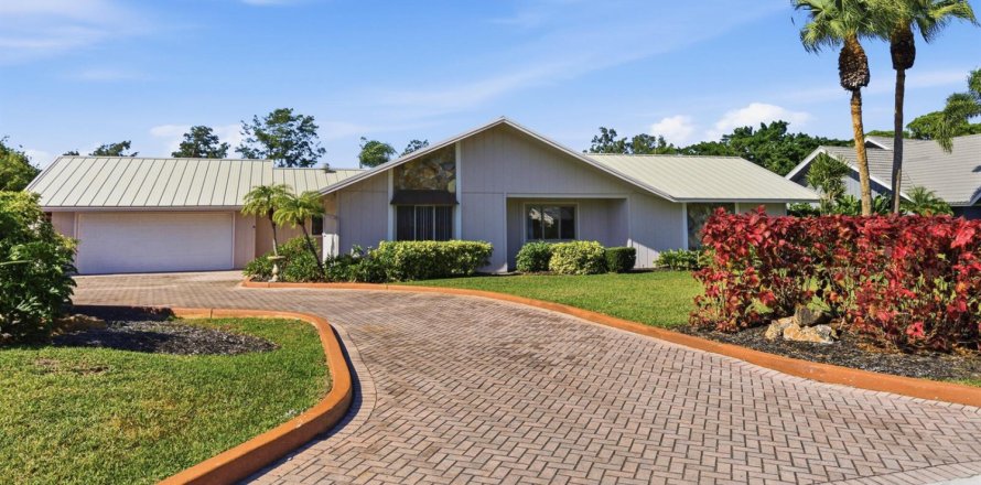 House in Stuart, Florida 4 bedrooms, 269.51 sq.m. № 2183086