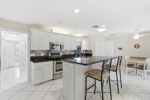 House in Stuart, Florida 4 bedrooms, 269.51 sq.m. № 2183086 - photo 8