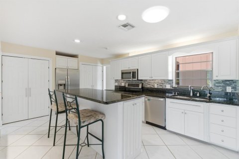 House in Stuart, Florida 4 bedrooms, 269.51 sq.m. № 2183086 - photo 10