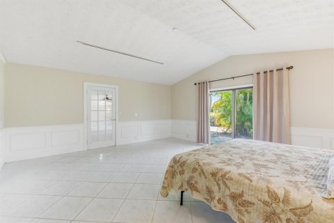 House in Stuart, Florida 4 bedrooms, 269.51 sq.m. № 2183086 - photo 24
