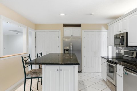 House in Stuart, Florida 4 bedrooms, 269.51 sq.m. № 2183086 - photo 11