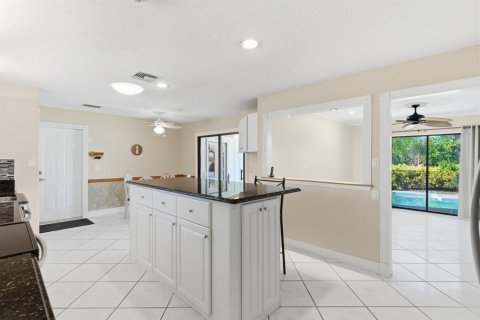 House in Stuart, Florida 4 bedrooms, 269.51 sq.m. № 2183086 - photo 12