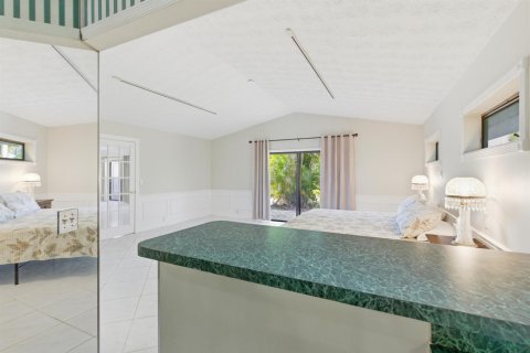 House in Stuart, Florida 4 bedrooms, 269.51 sq.m. № 2183086 - photo 26
