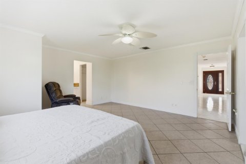 House in Stuart, Florida 4 bedrooms, 269.51 sq.m. № 2183086 - photo 30