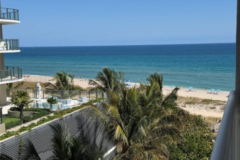 Condominio en Pompano Beach, Florida, 2 dormitorios № 2030734