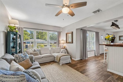 House in Seminole, Florida 4 bedrooms, 165.18 sq.m. № 2223674 - photo 9
