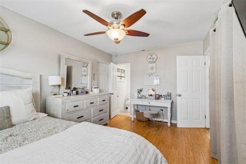 House in Seminole, Florida 4 bedrooms, 165.18 sq.m. № 2223674 - photo 19