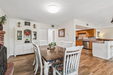 House in Seminole, Florida 4 bedrooms, 165.18 sq.m. № 2223674 - photo 3