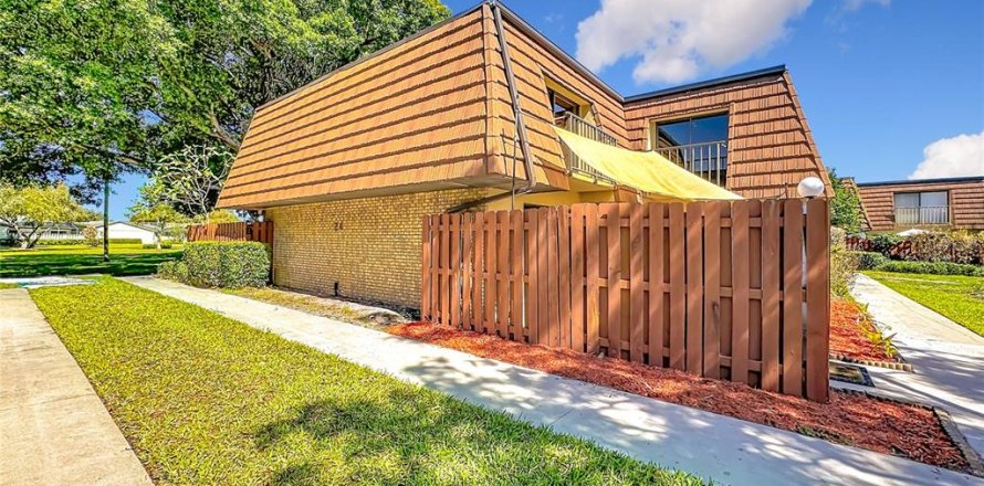 Townhouse in St. Lucie, Florida 2 bedrooms, 123.37 sq.m. № 2108224