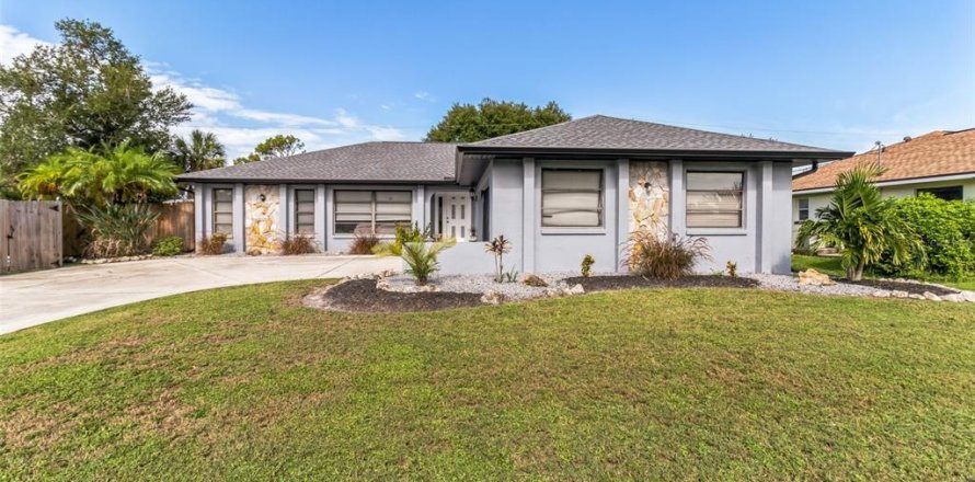 House in Port Charlotte, Florida 3 bedrooms, 131.55 sq.m. № 2378311