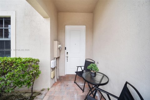 Touwnhouse à vendre à Miami, Floride: 2 chambres, 131.55 m2 № 2343111 - photo 4