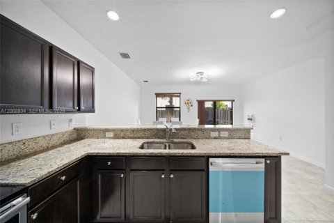 Touwnhouse à vendre à Miami, Floride: 2 chambres, 131.55 m2 № 2343111 - photo 12