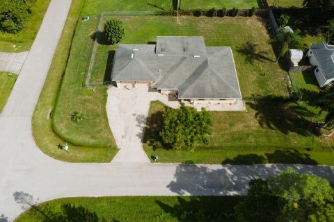 House in Palm Bay, Florida 3 bedrooms, 204.01 sq.m. № 2378852 - photo 3