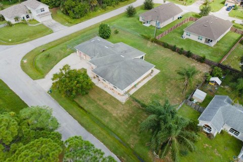 House in Palm Bay, Florida 3 bedrooms, 204.01 sq.m. № 2378852 - photo 12
