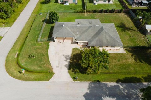 House in Palm Bay, Florida 3 bedrooms, 204.01 sq.m. № 2378852 - photo 2