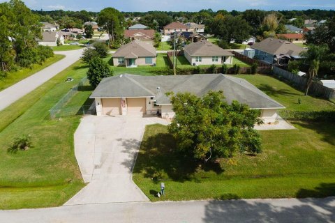House in Palm Bay, Florida 3 bedrooms, 204.01 sq.m. № 2378852
