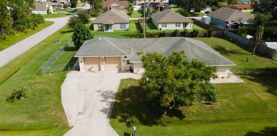 House in Palm Bay, Florida 3 bedrooms, 204.01 sq.m. № 2378852