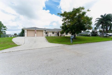 House in Palm Bay, Florida 3 bedrooms, 204.01 sq.m. № 2378852 - photo 16