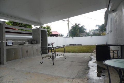 House in Hialeah, Florida 5 bedrooms, 180.79 sq.m. № 1807553 - photo 15