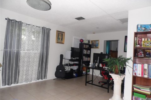 House in Hialeah, Florida 5 bedrooms, 180.79 sq.m. № 1807553 - photo 7